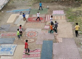 Çocuklar eski halı ve kilimlerle kendi halı sahalarını yaptı