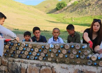 Pet şişelerle okulun bahçe duvarını ördüler