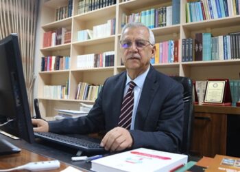 Emekli akademisyen 40 yıllık birikimini liseye bağışladı