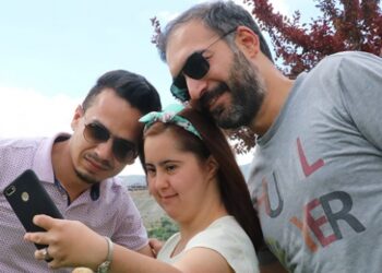 Otizmli genç kızdan polislere çay ve pastalı teşekkür