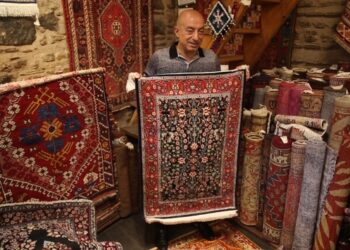 Dünyanın dört bir yanına Anadolu halılarını satıyor