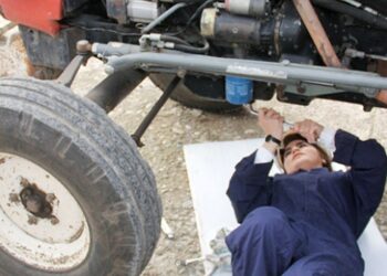 Adanalı kadınlar tamir ettikleri traktörü topuklu ayakkabılarıyla sürdü