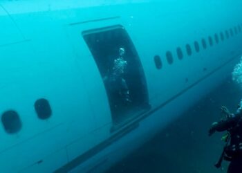 Denize batırılan yolcu uçağına dalış yapıldı