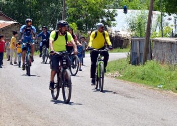 Pedallarını köy okulundaki çocuklar için çevirdiler