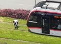 Tramvayı durdurup, rayların üzerindeki güvercini kurtardı