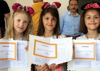 Samsun’daki ikiz ve üçüz öğrencilerin karne mutluluğu