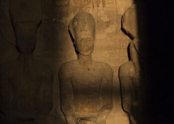 Binlerce kişi Firavun II. Ramses heykeline güneşin vurmasını bekledi