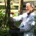 Hastalanan çiçekleri iyileştiren “çiçek doktoru”