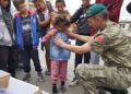 Türk askeri Kosovalı çocukların yüzünü güldürdü