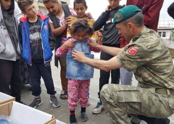 Türk askeri Kosovalı çocukların yüzünü güldürdü