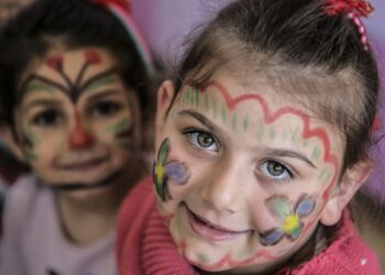 Köy çocuklarının yüreklerine sevgi taşıyorlar