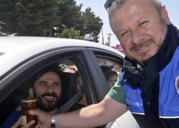 Polisten sürücülere kuşburnu ikramı