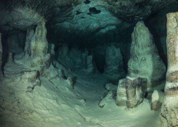 Peribacalarını andıran su altı mağarası keşfedildi