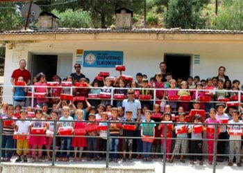 Öğrencilerin yüzü bayram hediyesi ile güldü