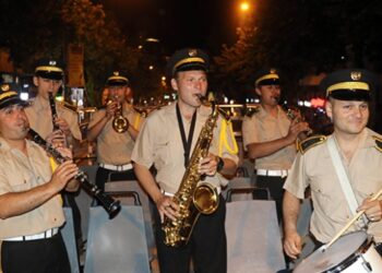 Belediye bandosu sigaranın zararlarını sahurda manilerle anlattı