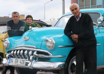 Baba ve oğul, hurda araçları klasik otomobillere dönüştürüyor