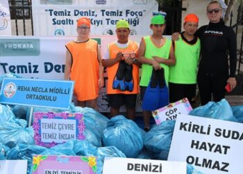 Öğrenciler denizden 1 tondan fazla çöp çıkardı
