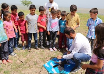 Öğrencileri için cep telefonu ve uçurtmayla drone yaptı