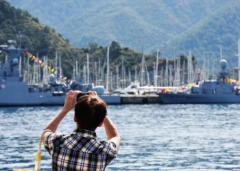 Savaş gemileri halkın ziyaretine açıldı