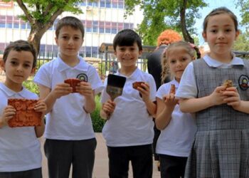 Minik arkeologlar kazıda