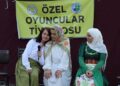 Özel oyuncular sahnenin tozunu köylere taşıyor