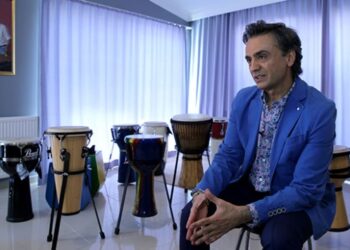 Sanatçı Dinçer Özer 12 binden fazla çocuğu ritimle buluşturdu