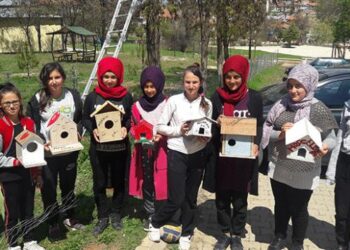 Öğrencilerin hazırladığı kuş yuvaları ağaçlara yerleştirildi
