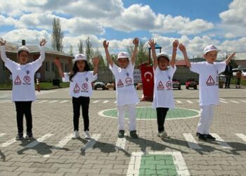 Trafik bilincini köydeki eğitim parkurunda öğreniyorlar