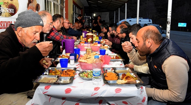 Tanrı misafirleri için 14 yıldır iftar sofrası kuruyorlar