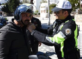 Trafik polisi motosiklet sürücülerine ceza kesmek yerine kask dağıttı