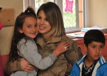 Kadın komutanlar öğrencilerle oyun oynadı