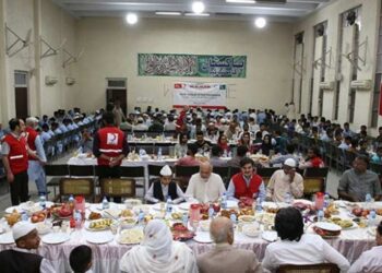 Türk Kızılaydan Pakistan’da 500 yetime iftar