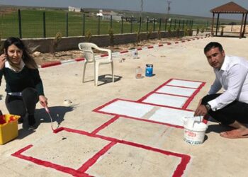 Köy okulunun “eğitim neferleri” öğrenciler için oyun alanları oluşturdu