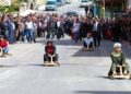 Tömbüldek yokuşunda tahta arabalarla yarış