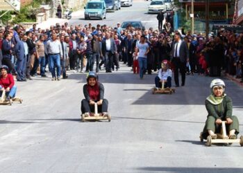 Tömbüldek yokuşunda tahta arabalarla yarış