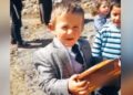 5 yaşındaki muhtar adayı çikolata dağıtma vaadini yerine getirdi