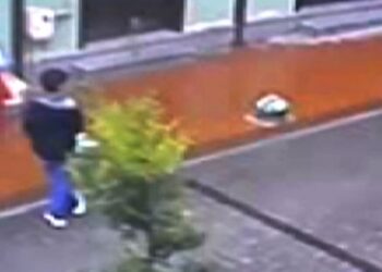 Yağmurda ıslanan köpeğe montunu verdi