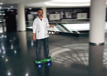 Müşterilerine elektrikli kaykayla çay servisi yapıyor