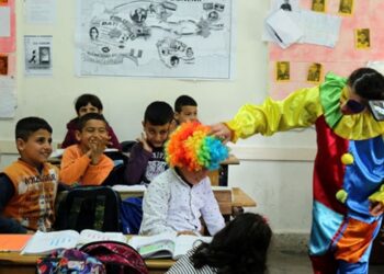 Üniversite öğrencileri köydeki çocukları sevindirdi