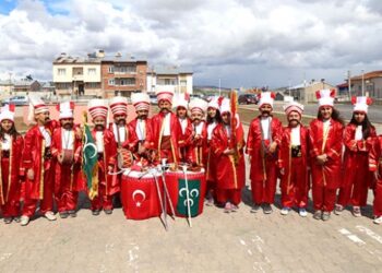 Kovadan kös, çantadan çevgen yapıp mehter kurdular