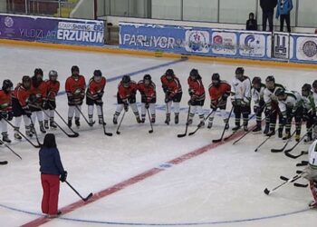 Kadın buz hokey takımı lige damgasını vurdu