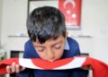 Türk bayrağını öpen 9 yaşındaki Kadir’e anlamlı hediye