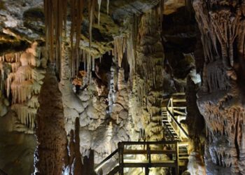Sarkıt ve dikitleriyle ünlü Karaca Mağarası yeniden ziyarete açıldı