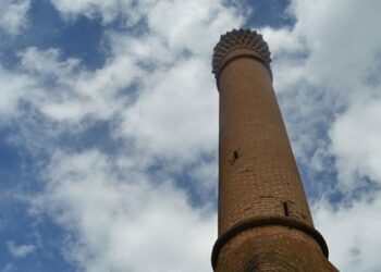 Tarlaların ortasında kalan tarihi “Kırık Minare”