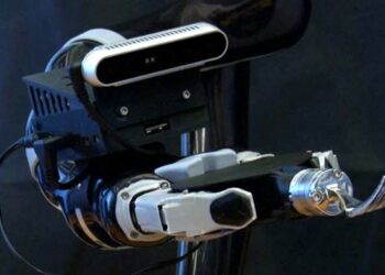 Tek başına yemek yiyemeyen insanlar için üretilen robotik kol