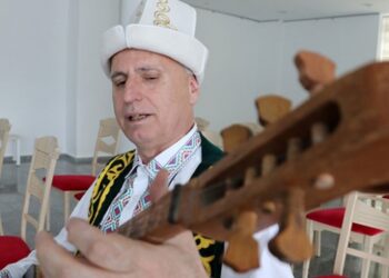 Ülke ülke geziyor, Türk dünyası müziğini tanıtıyor