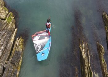 Sörf tahtasıyla dünya turu yapan Norveçli gezgin