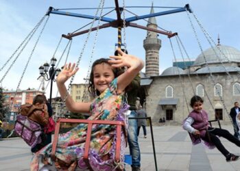 Çocukların nostaljik “seyyar salıncak” eğlencesi