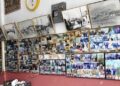 İş yerinin duvarını müşterilerinin fotoğraflarıyla süslüyor
