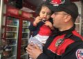 Polis ağlayan çocuğu şekerle güldürdü